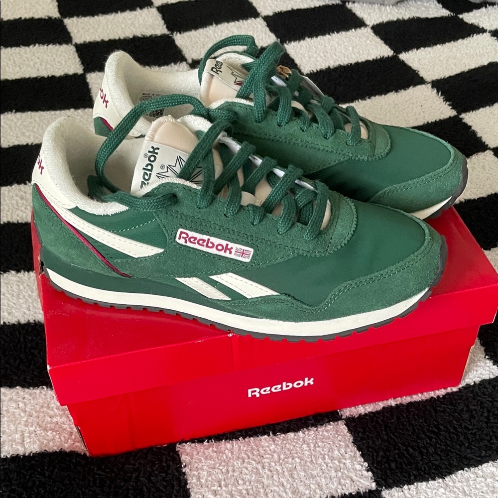 Reebok NWT Women’s Classic AZ Green and White Sneakers, size 7